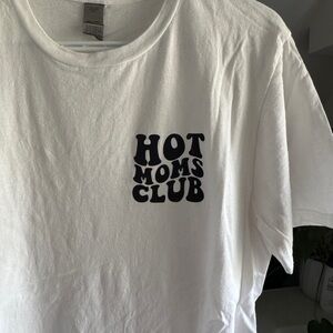 'Hot Moms Club' Tshirt